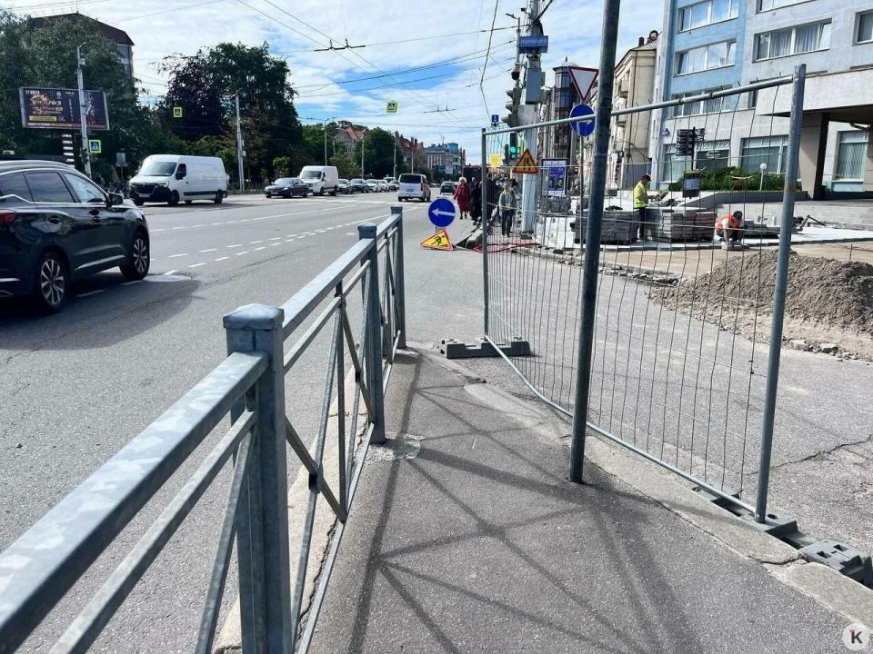 В Калининграде пешеходов вынудили выбирать между экстримом на проезжей части и ковшом над головой В Калининграде пешеходов вынудили выбирать между экстримом на проезжей части и ковшом над головой