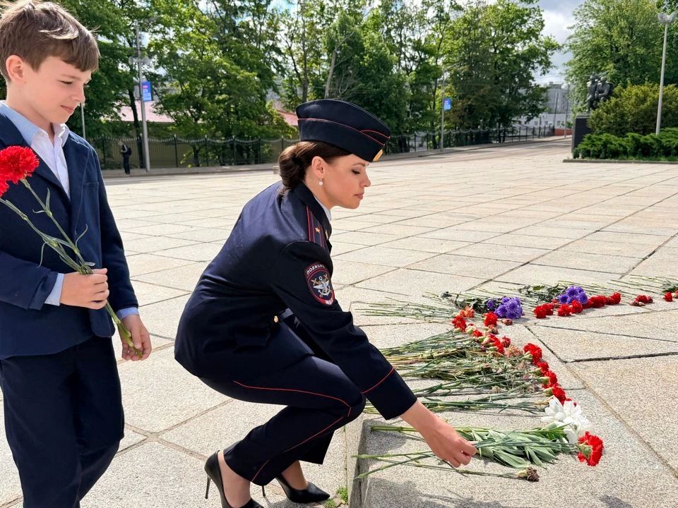 В Калининграде члены Общественного совета и транспортные полицейские вместе с детьми провели патриотическую акцию «Никто не забыт, ничто не забыто» В Калининграде члены Общественного совета и транспортные полицейские вместе с детьми провели патриотическую акцию «Никто не забыт, ничто не забыто»