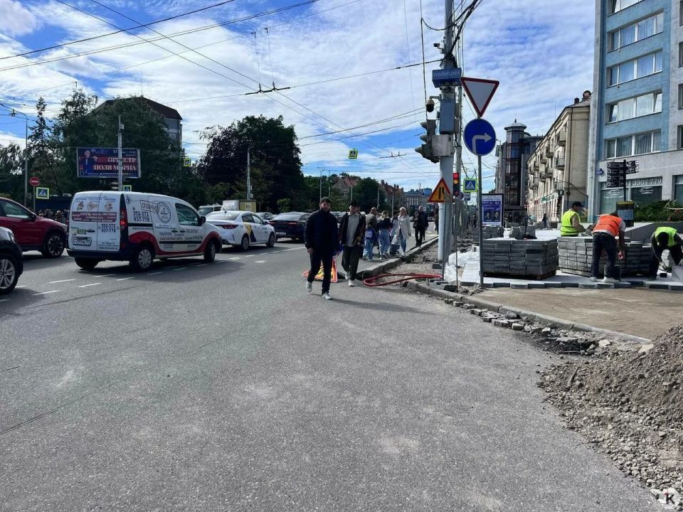 В Калининграде пешеходов вынудили выбирать между экстримом на проезжей части и ковшом над головой В Калининграде пешеходов вынудили выбирать между экстримом на проезжей части и ковшом над головой