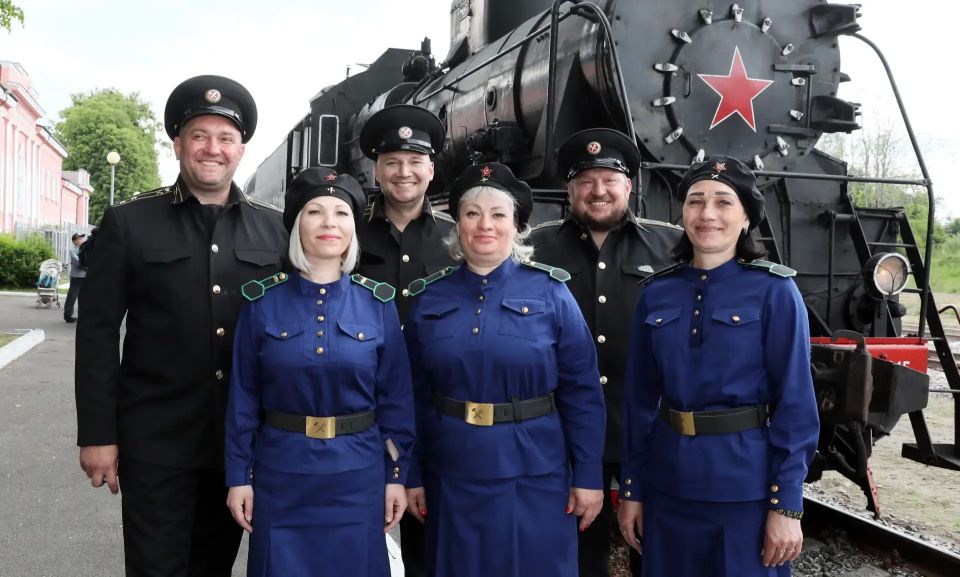 Пригородный поезд на паровозной тяге в Багратионовск курсирует на Калининградской железной дороге Пригородный поезд на паровозной тяге в Багратионовск курсирует на Калининградской железной дороге