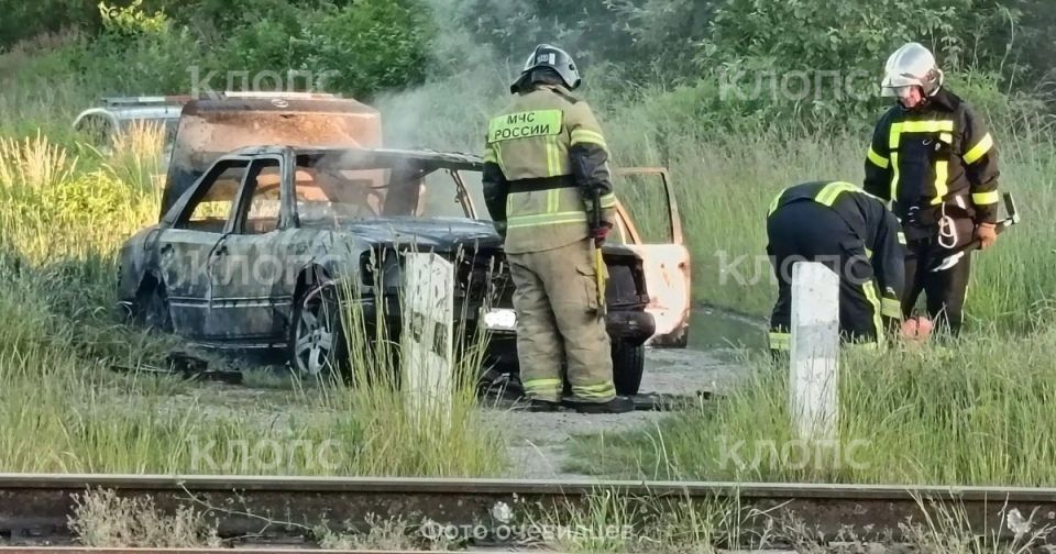 В Гусеве рядом с железной дорогой взорвался и сгорел Mercedes