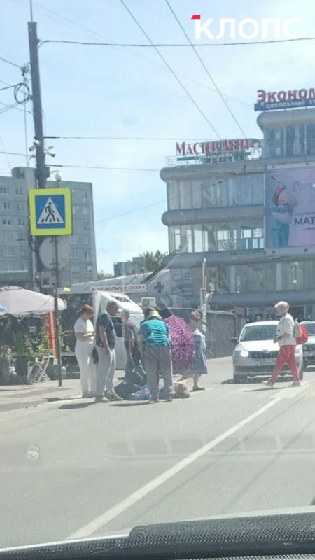 На пешеходном переходе у ТЦ «Южный» самокатчик сбил женщину