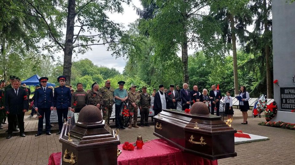 Вчера в посёлке Ясная Поляна, у Братской могилы павших воинов, прошла торжественно-траурная церемония Вчера в посёлке Ясная Поляна, у Братской могилы павших воинов, прошла торжественно-траурная церемония