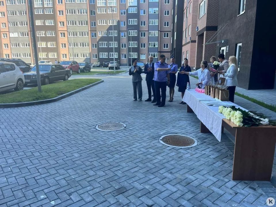 Восемь семей из аварийного дома на Клавы Назаровой получили новые квартиры Восемь семей из аварийного дома на Клавы Назаровой получили новые квартиры