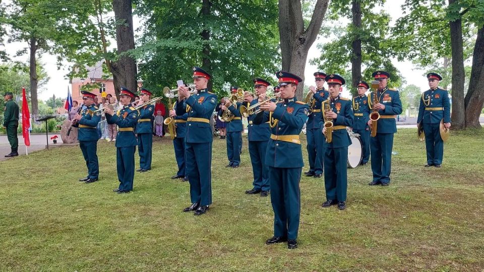 Вчера в посёлке Ясная Поляна, у Братской могилы павших воинов, прошла торжественно-траурная церемония Вчера в посёлке Ясная Поляна, у Братской могилы павших воинов, прошла торжественно-траурная церемония