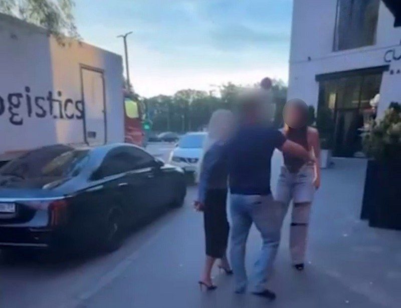 В центре Калининграда девушка в кожаном топе измордовала троих