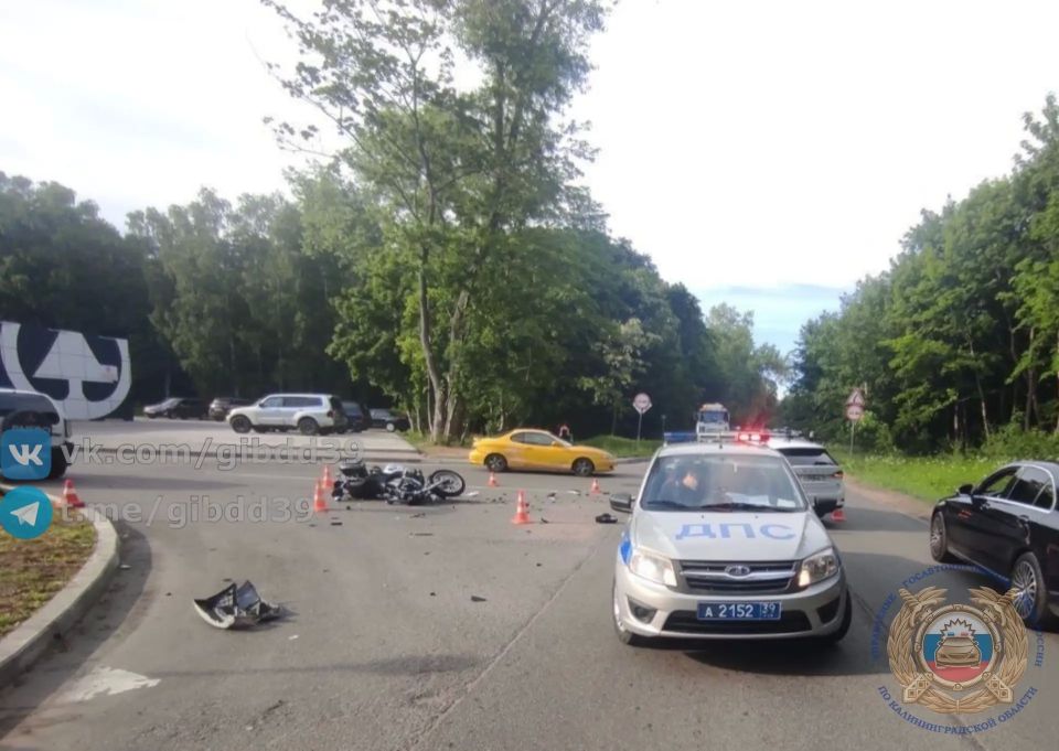 По оперативной информации, 19.06.2026 около 17:25, в городе Балтийске на улице Ленина, 107, водитель управляя автомобилем «Шкода» не уступил дорогу мотоциклисту, который двигался во встречном направлении прямо