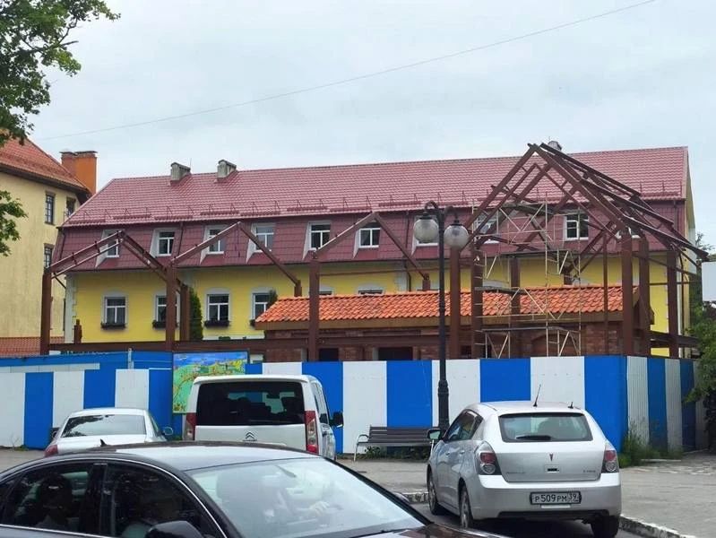 Активисты Янтарного требуют остановить стройку кафе перед «Беккером» Активисты Янтарного требуют остановить стройку кафе перед «Беккером»