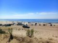 На этом пляже под Калининградом сотни машин просто стоят у воды