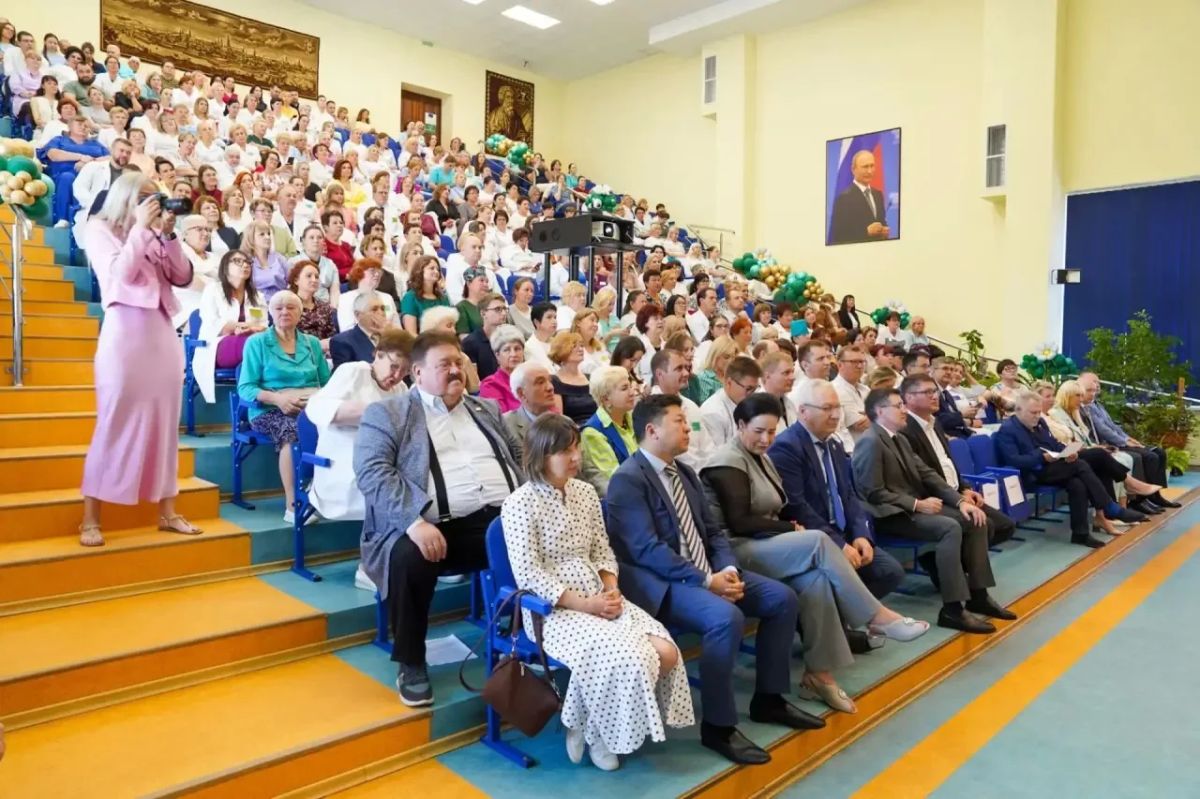Елена Дятлова: В год 80-летия Калининградской области особенно символично поздравить тех, кто столько лет заботится о нашем здоровье – наших дорогих медицинских работников Елена Дятлова: В год 80-летия Калининградской области особенно символично поздравить тех, кто столько лет заботится о нашем здоровье – наших дорогих медицинских работников