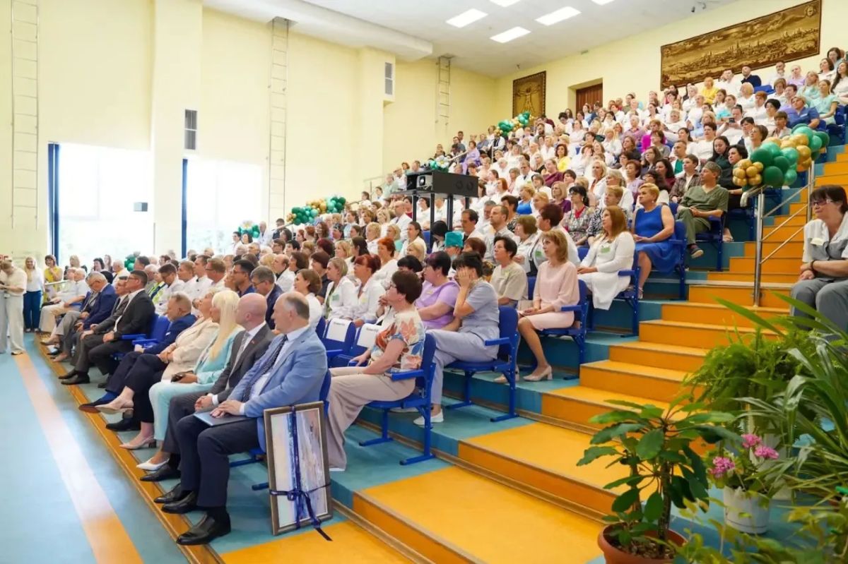 Елена Дятлова: В год 80-летия Калининградской области особенно символично поздравить тех, кто столько лет заботится о нашем здоровье – наших дорогих медицинских работников Елена Дятлова: В год 80-летия Калининградской области особенно символично поздравить тех, кто столько лет заботится о нашем здоровье – наших дорогих медицинских работников