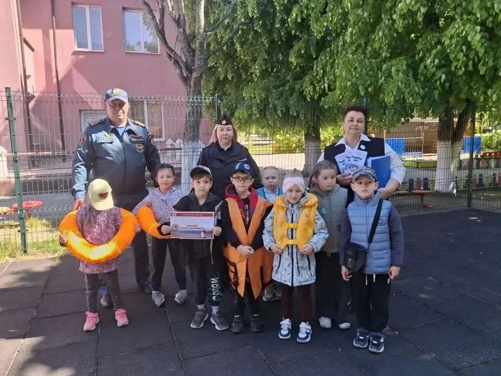 Сотрудники отделения Госавтоинспекции города Светлый совместно с сотрудником ГИМС и представителем общественного совета ОМВД России по Светловскому городскому округу посетили детский сад № 1 «Улыбка»