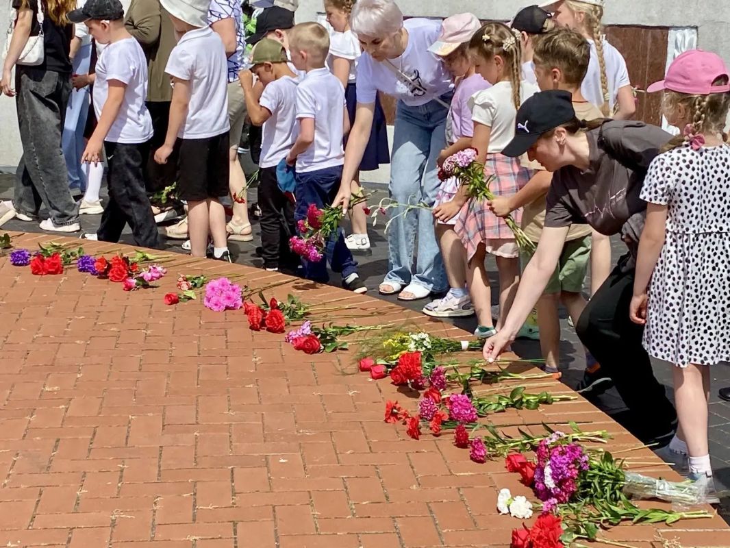 В Славске, у Мемориального комплекса на братской могиле советских воинов, прошёл траурный митинг В Славске, у Мемориального комплекса на братской могиле советских воинов, прошёл траурный митинг