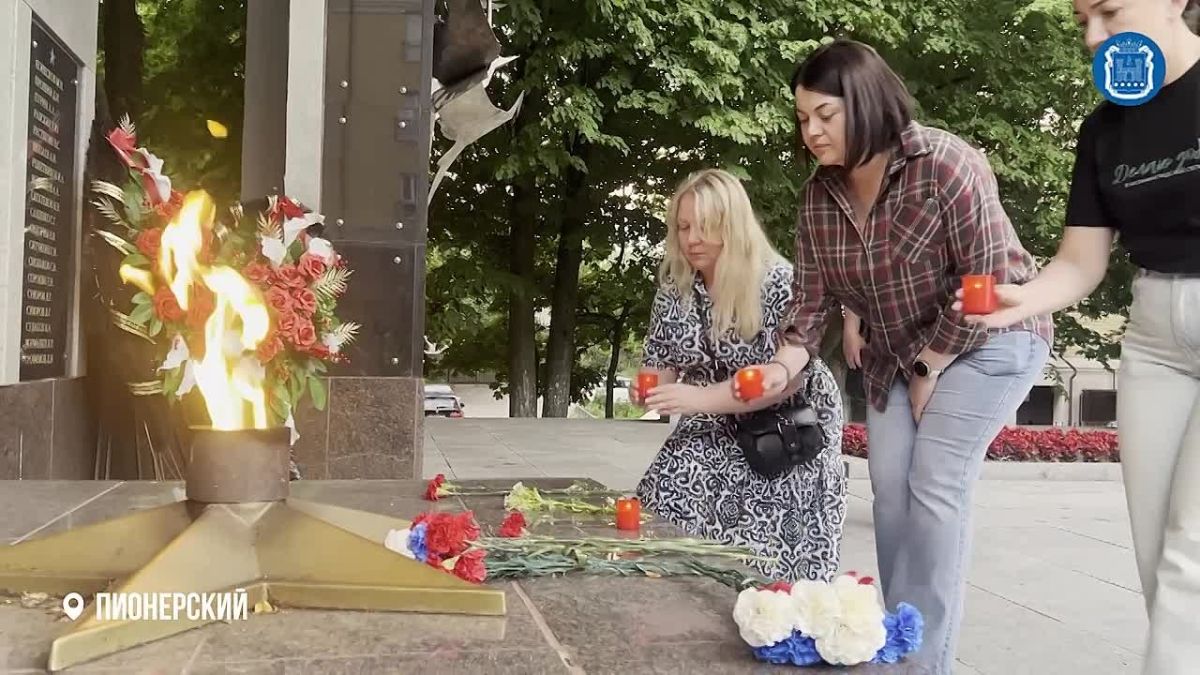 В День памяти и скорби у мемориала 1 200 воинам-гвардейцам в Калининграде прошла всероссийская акция «Свеча памяти»