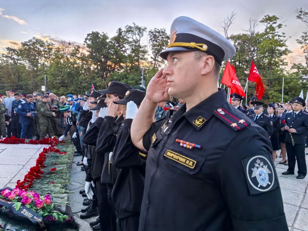 Офицеры военных следственных органов СК России почтили память героев Великой Отечественной войны в День памяти и скорби Офицеры военных следственных органов СК России почтили память героев Великой Отечественной войны в День памяти и скорби