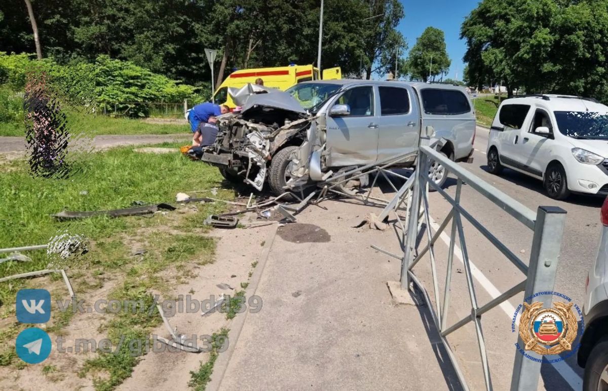 По оперативной информации, сегодня 22.06.2026 около 13:40 на 10 км 700 метров автодороги «Калининград - Полесск» водитель автомобиля допустил съезд с дороги на тротуар с последующим наездом на пешехода
