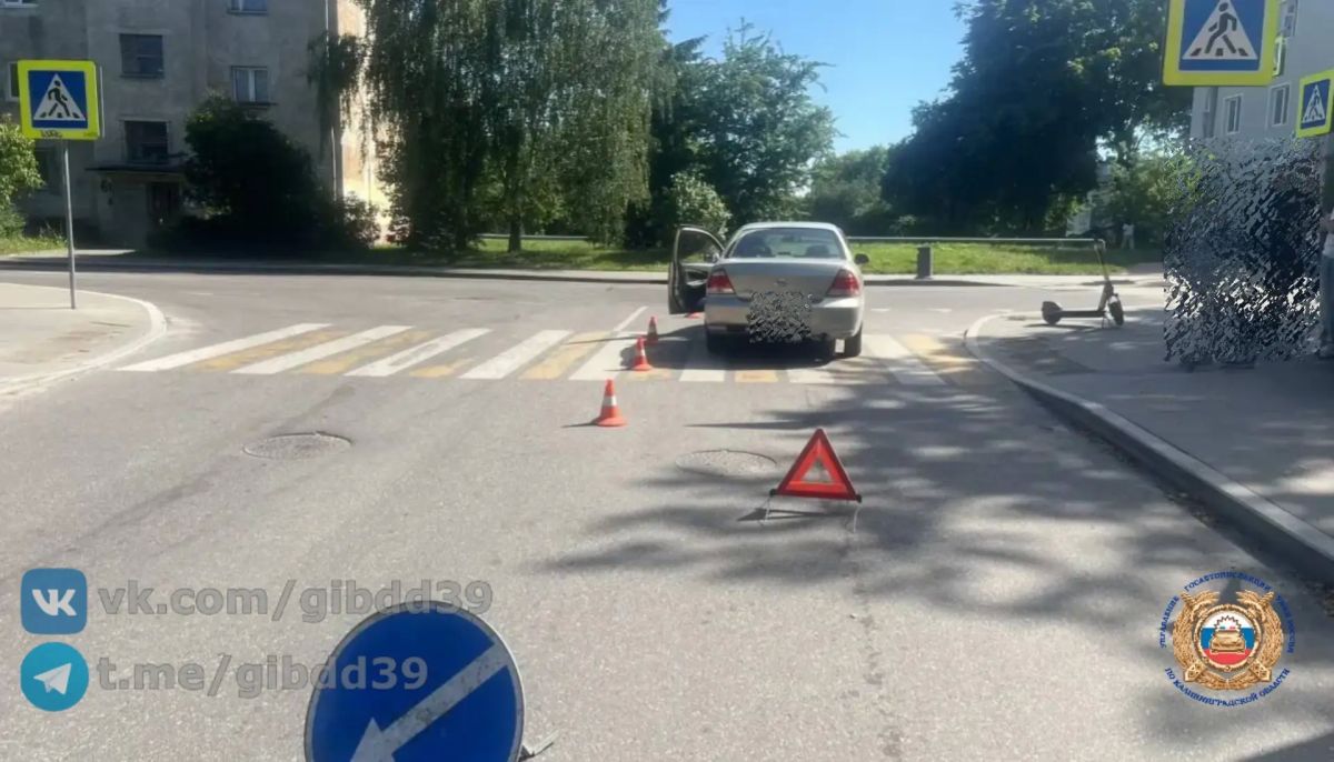 По предварительным данным, сегодня 23.06.2026 в 09:15 в г. Калининграде на пер. Судостроительный в районе д. 1 водитель легкового автомобиля «Ниссан» при проезде нерегулируемого пешеходного перехода допустил наезд на СИМ под...
