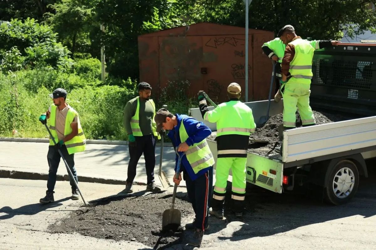 В последний июньский день дорожных рабочих можно встретить на ул. Аллея смелых, Тбилисская, Пушкина, М. Расковой, Проф. Севастьянова, Калужская, Желябова, Зеленая и Тенистая аллея В последний июньский день дорожных рабочих можно встретить на ул. Аллея смелых, Тбилисская, Пушкина, М. Расковой, Проф. Севастьянова, Калужская, Желябова, Зеленая и Тенистая аллея