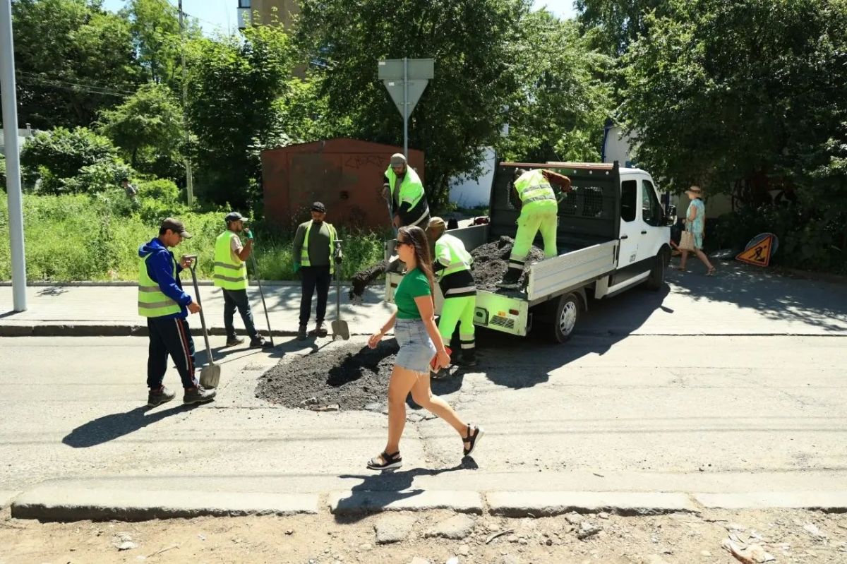 В последний июньский день дорожных рабочих можно встретить на ул. Аллея смелых, Тбилисская, Пушкина, М. Расковой, Проф. Севастьянова, Калужская, Желябова, Зеленая и Тенистая аллея В последний июньский день дорожных рабочих можно встретить на ул. Аллея смелых, Тбилисская, Пушкина, М. Расковой, Проф. Севастьянова, Калужская, Желябова, Зеленая и Тенистая аллея