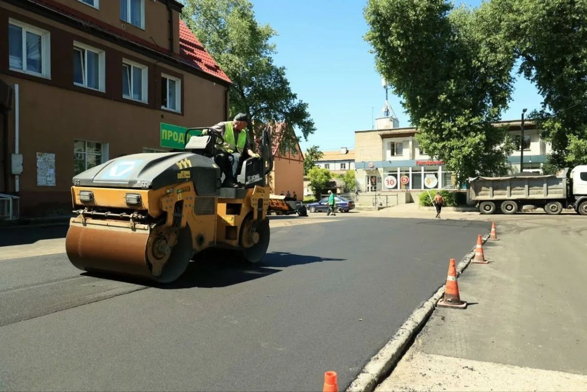 В последний июньский день дорожных рабочих можно встретить на ул. Аллея смелых, Тбилисская, Пушкина, М. Расковой, Проф. Севастьянова, Калужская, Желябова, Зеленая и Тенистая аллея В последний июньский день дорожных рабочих можно встретить на ул. Аллея смелых, Тбилисская, Пушкина, М. Расковой, Проф. Севастьянова, Калужская, Желябова, Зеленая и Тенистая аллея