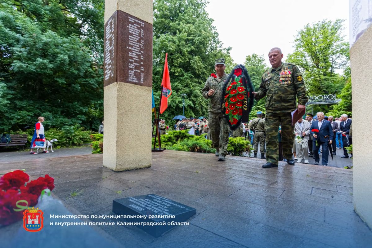 В Калининграде у мемориала «Скорбящие родители» прошёл митинг ко Дню ветеранов боевых действий