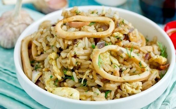 Непревзойденный рис с кальмарами и яйцом: вкусный азиатский рецепт