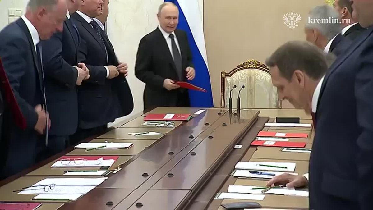 Президент России Владимир Путин провёл оперативное совещание с постоянными членами Совета Безопасности России