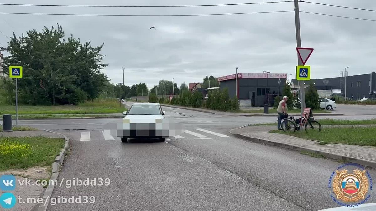По предварительным данным, 1 июля 2026 года в 9:44 на улице Панина в районе д. 1 в городе Калининграде 44-летняя водитель автомобиля «Хендай» при повороте налево допустила наезд на 9-летнего велосипедиста, который пересекал...