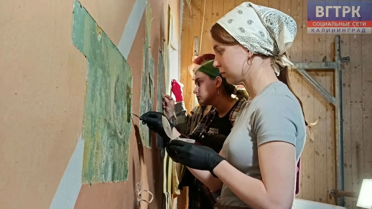 В Черняховске студенты кафедры живописи и реставрации Санкт-Петербургской академии имени Штиглица продолжают открывать исторические изображения в городском театре В Черняховске студенты кафедры живописи и реставрации Санкт-Петербургской академии имени Штиглица продолжают открывать исторические изображения в городском театре