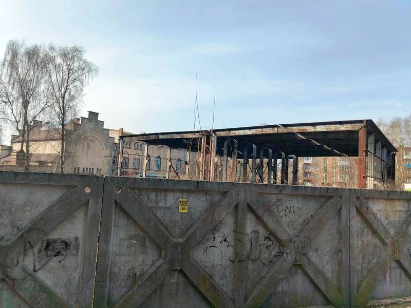 Девочка упала с 3-го этажа заброшки в центре Калининграда