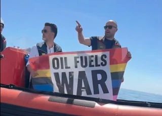 Российский корвет отогнал лодки Greenpeace* и немецкую береговую охрану от танкера с нефтью Российский корвет отогнал лодки Greenpeace* и немецкую береговую охрану от танкера с нефтью