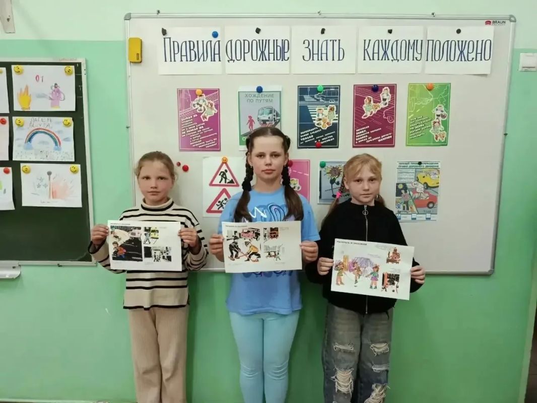 Сотрудники отделения Госавтоинспекции МО МВД России «Советский» провели встречу с воспитанниками пришкольного лагеря МБОУ «Большаковская СОШ» Сотрудники отделения Госавтоинспекции МО МВД России «Советский» провели встречу с воспитанниками пришкольного лагеря МБОУ «Большаковская СОШ»