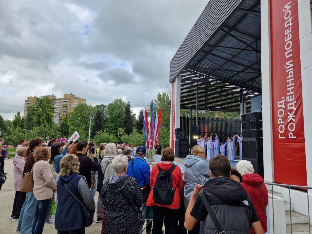 В Московском районе сегодня царила атмосфера праздника, окутавшая набережную Летнего озера В Московском районе сегодня царила атмосфера праздника, окутавшая набережную Летнего озера