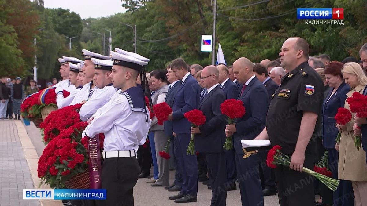 В 80-ю годовщину обретения города и региона их современного имени цветы и венки легли к основанию мемориала 1200 воинам-гвардейцам