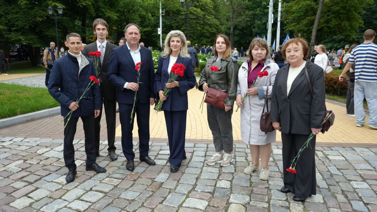 Облизбирком принял участие в возложении цветов к памятнику 1200 гвардейцам Облизбирком принял участие в возложении цветов к памятнику 1200 гвардейцам
