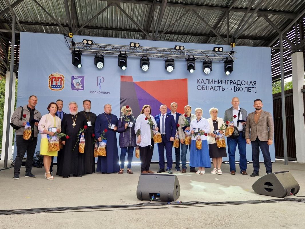 В Московском районе сегодня царила атмосфера праздника, окутавшая набережную Летнего озера В Московском районе сегодня царила атмосфера праздника, окутавшая набережную Летнего озера