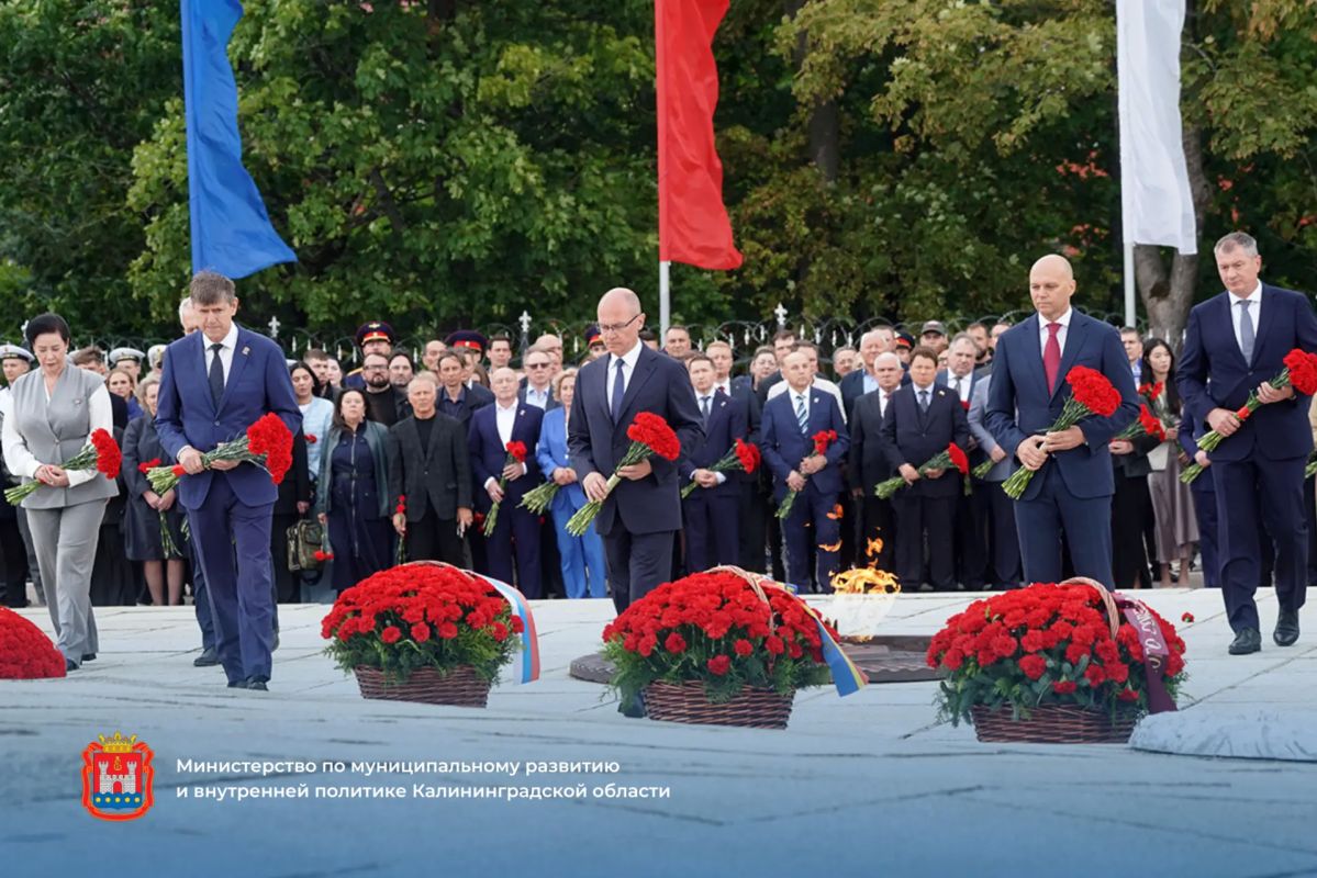 В день 80-й годовщины образования Калининградской области прошла цермония возложения цветов у мемориала 1200 воинам-гвардейцам