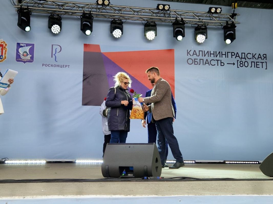 В Московском районе сегодня царила атмосфера праздника, окутавшая набережную Летнего озера В Московском районе сегодня царила атмосфера праздника, окутавшая набережную Летнего озера