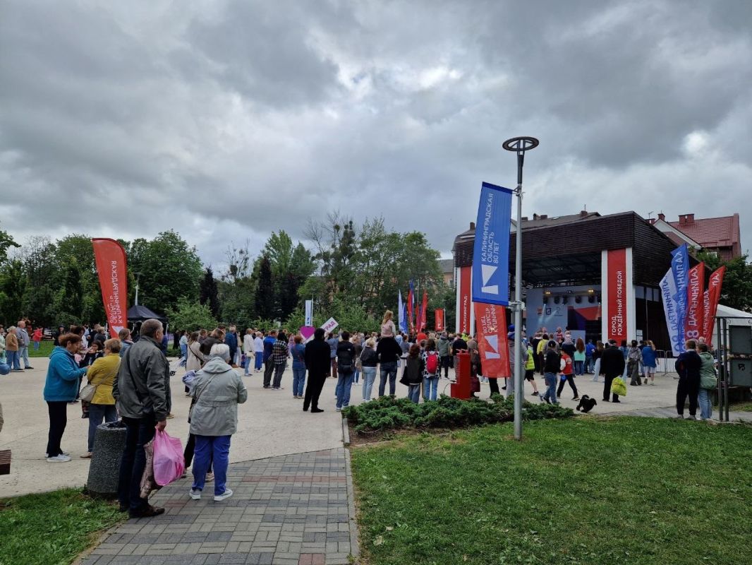 В Московском районе сегодня царила атмосфера праздника, окутавшая набережную Летнего озера В Московском районе сегодня царила атмосфера праздника, окутавшая набережную Летнего озера