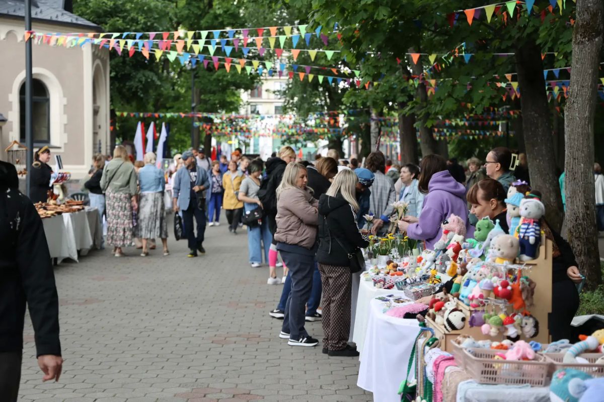 Прямо сейчас в Центральном парке развернулась ярмарка «Город мастеров» Прямо сейчас в Центральном парке развернулась ярмарка «Город мастеров»