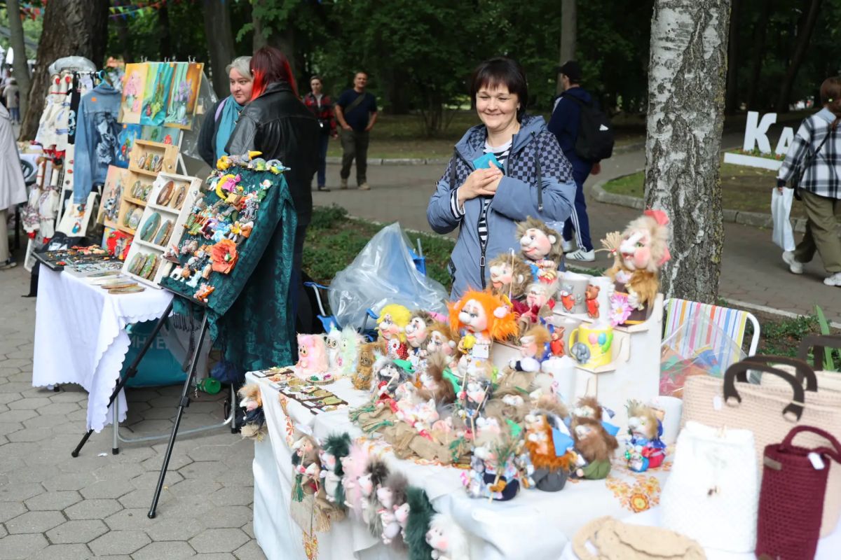 Прямо сейчас в Центральном парке развернулась ярмарка «Город мастеров» Прямо сейчас в Центральном парке развернулась ярмарка «Город мастеров»