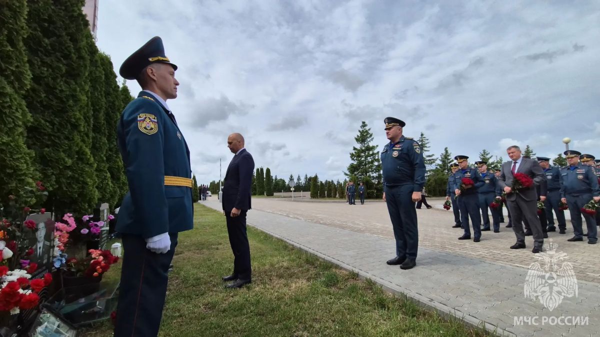 Александр Куренков посетил военно-мемориальный комплекс «Курган славы» Александр Куренков посетил военно-мемориальный комплекс «Курган славы»