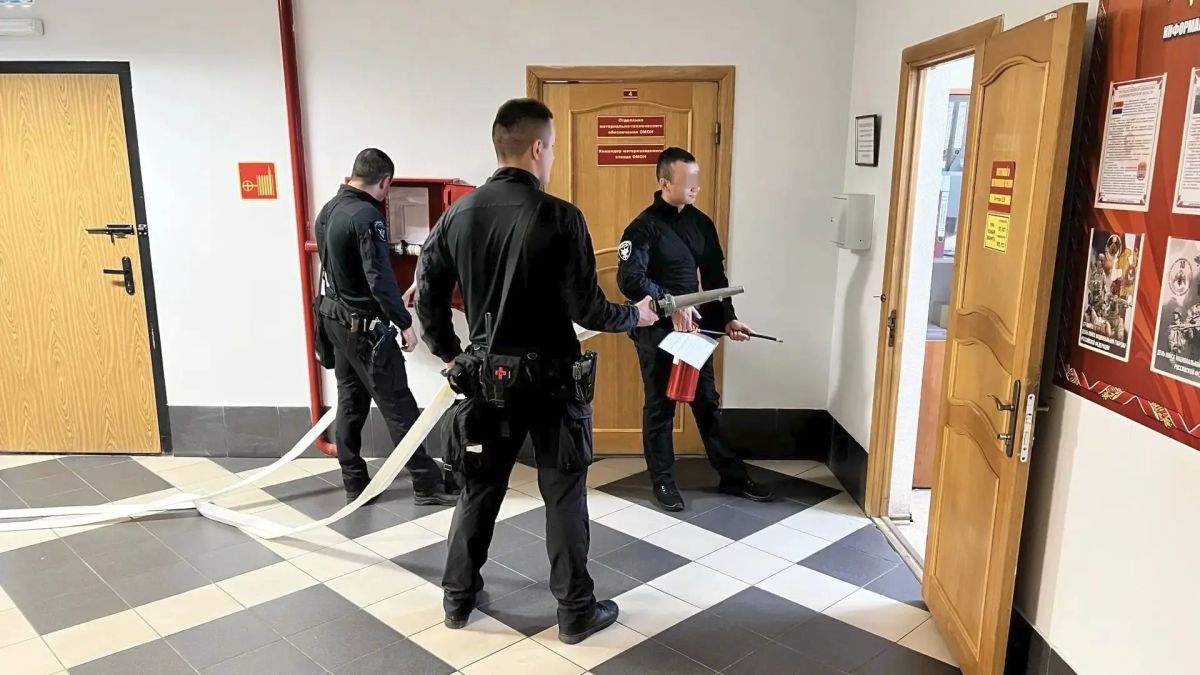 В Калининграде на базе ОМОН «Град» регионального управления Росгвардии состоялось совместное пожарно-тактическое занятие с сотрудниками МЧС В Калининграде на базе ОМОН «Град» регионального управления Росгвардии состоялось совместное пожарно-тактическое занятие с сотрудниками МЧС