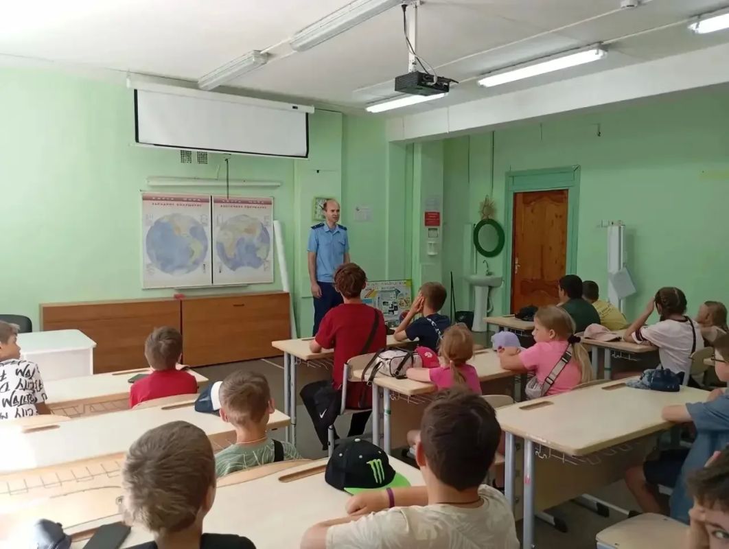 Прокурор Гвардейского района провел лекции в пришкольных лагерях по вопросам безопасности несовершеннолетних в летний период Прокурор Гвардейского района провел лекции в пришкольных лагерях по вопросам безопасности несовершеннолетних в летний период
