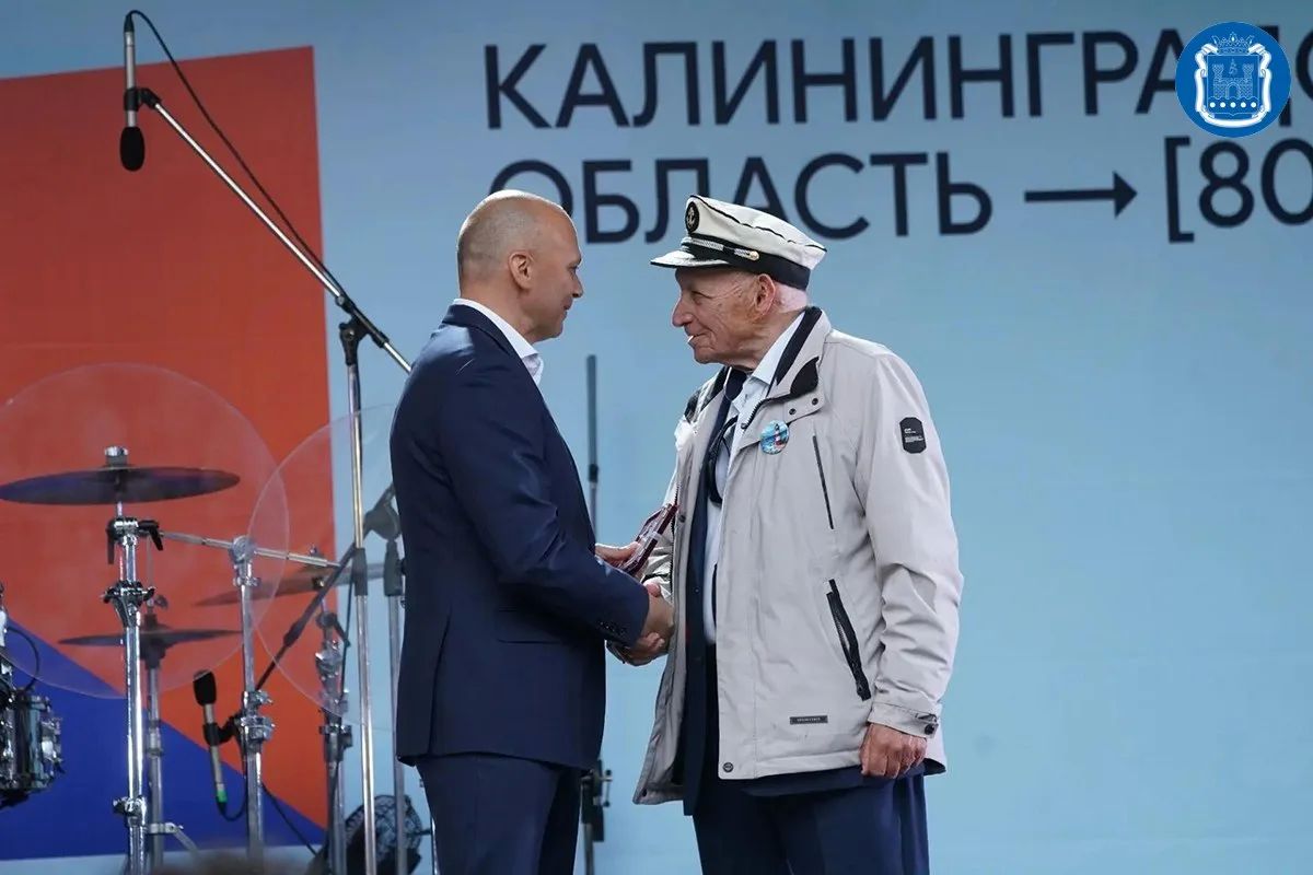 Губернатор Алексей Беспрозванных вручил юбилейные медали 32 ветеранам становления Калининградской области Губернатор Алексей Беспрозванных вручил юбилейные медали 32 ветеранам становления Калининградской области