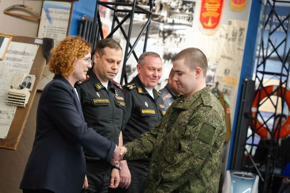 Сегодня на Прибалтийском судостроительном заводе «Янтарь» состоялась торжественная церемония отправки команды 4-й научно-производственной роты Сегодня на Прибалтийском судостроительном заводе «Янтарь» состоялась торжественная церемония отправки команды 4-й научно-производственной роты