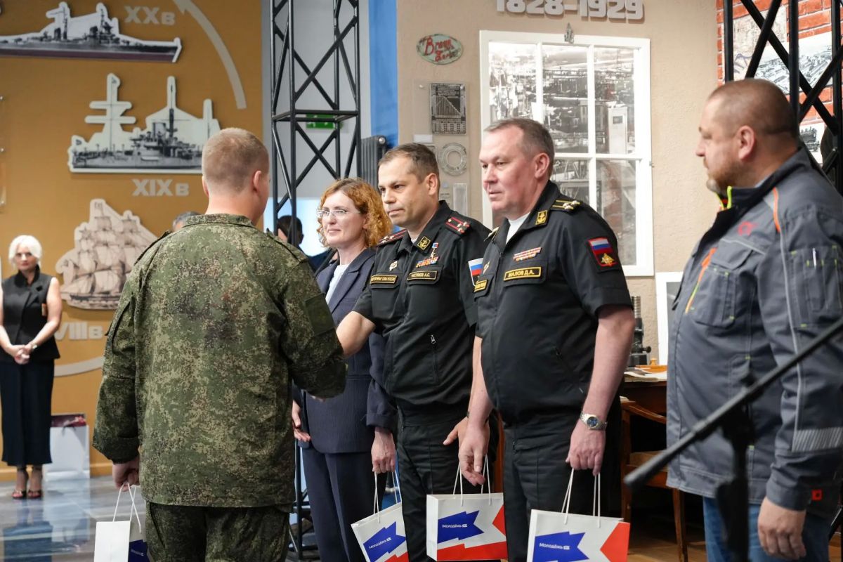 Сегодня на Прибалтийском судостроительном заводе «Янтарь» состоялась торжественная церемония отправки команды 4-й научно-производственной роты Сегодня на Прибалтийском судостроительном заводе «Янтарь» состоялась торжественная церемония отправки команды 4-й научно-производственной роты