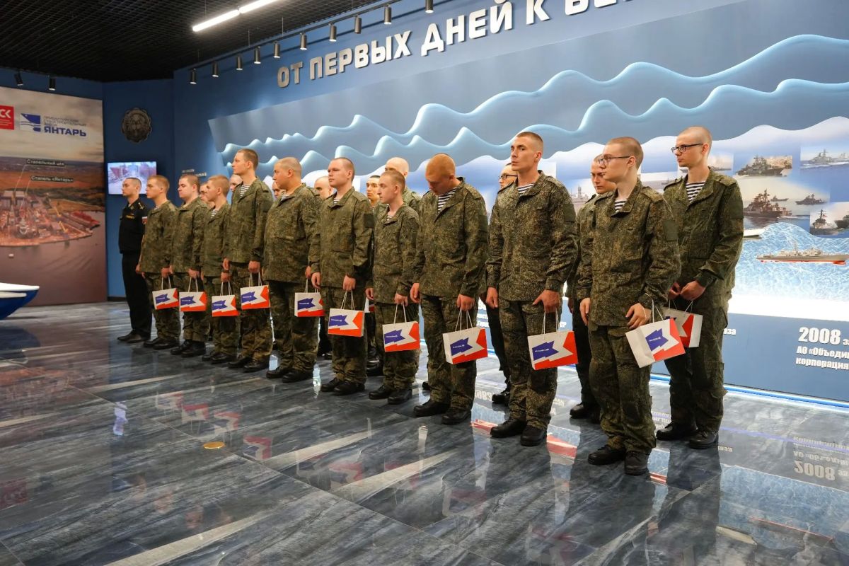 Сегодня на Прибалтийском судостроительном заводе «Янтарь» состоялась торжественная церемония отправки команды 4-й научно-производственной роты Сегодня на Прибалтийском судостроительном заводе «Янтарь» состоялась торжественная церемония отправки команды 4-й научно-производственной роты