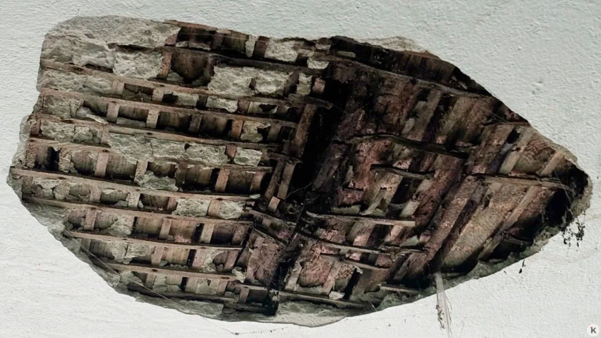 «Грибок съедает стены»: жители дома на Летней в Калининграде ждут капремонт, которого нет 54 года