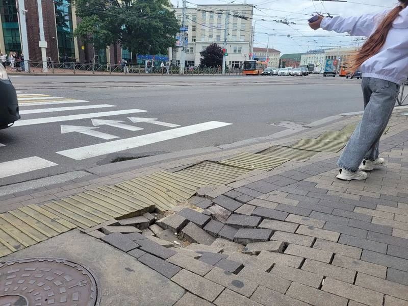 В центре Калининграде возникает пешеходный провал